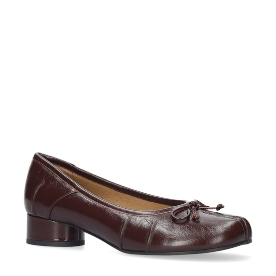 Vista lateral de las bailarinas tabi de piel cepillada para mujer Fiora Ballerinas 35 en color burgundy, con punta redonda dividida, lazo decorativo y tacón de bloque de 3,5 cm de BIBI LOU.