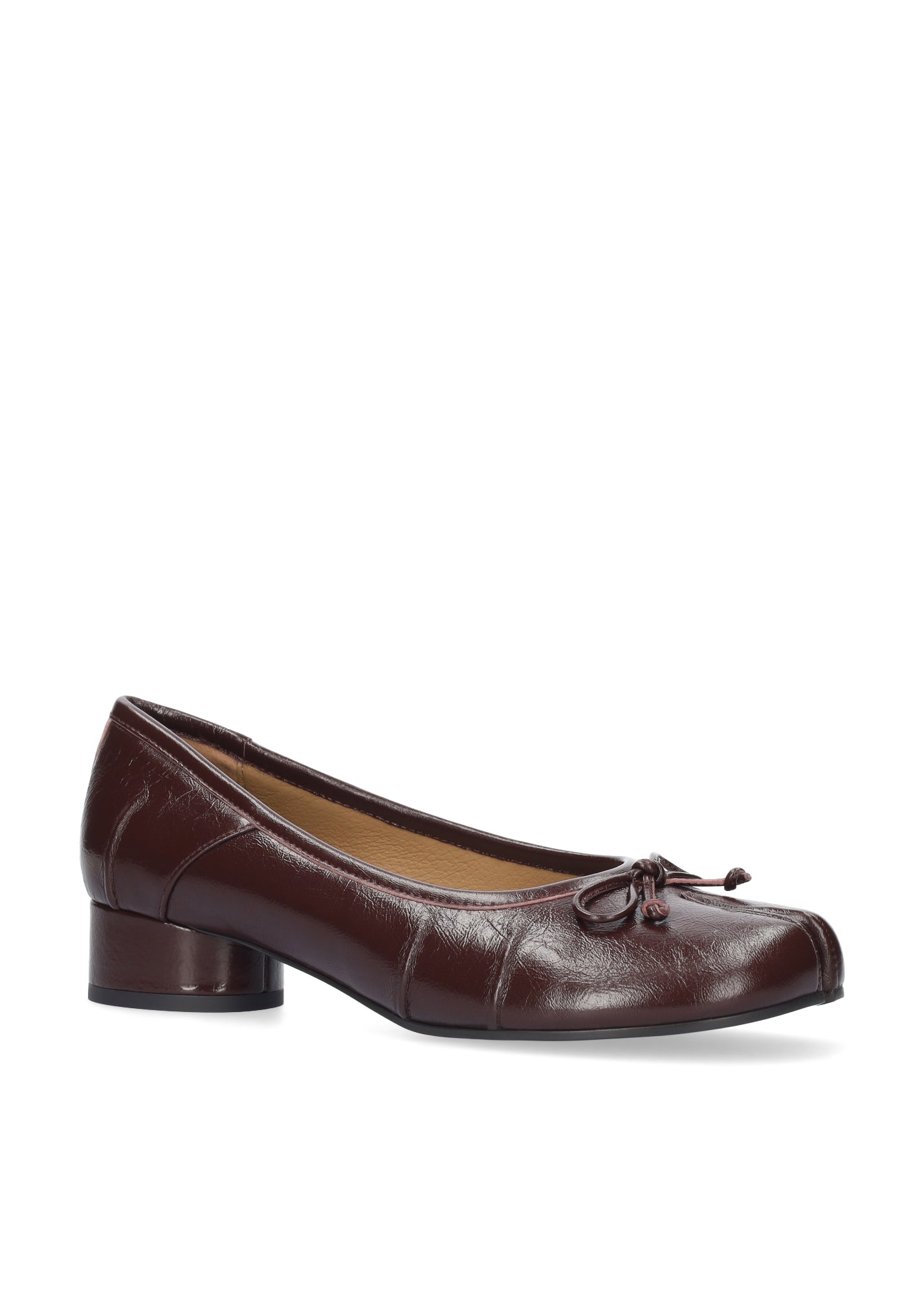 Vista lateral de las bailarinas tabi de piel cepillada para mujer Fiora Ballerinas 35 en color burgundy, con punta redonda dividida, lazo decorativo y tacón de bloque de 3,5 cm de BIBI LOU.