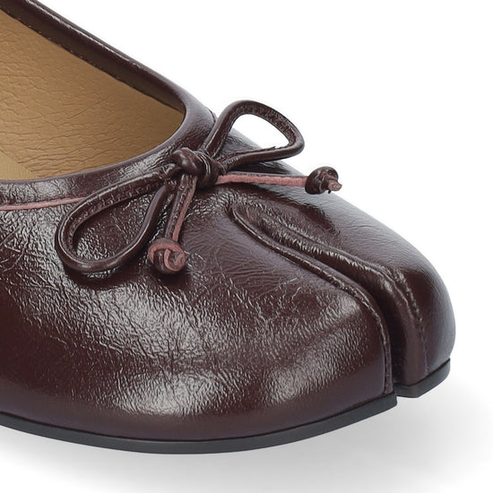 Vista lateral de las bailarinas tabi de piel cepillada para mujer Fiora Ballerinas 35 en color burgundy, con punta redonda dividida, lazo decorativo y tacón de bloque de 3,5 cm de BIBI LOU.