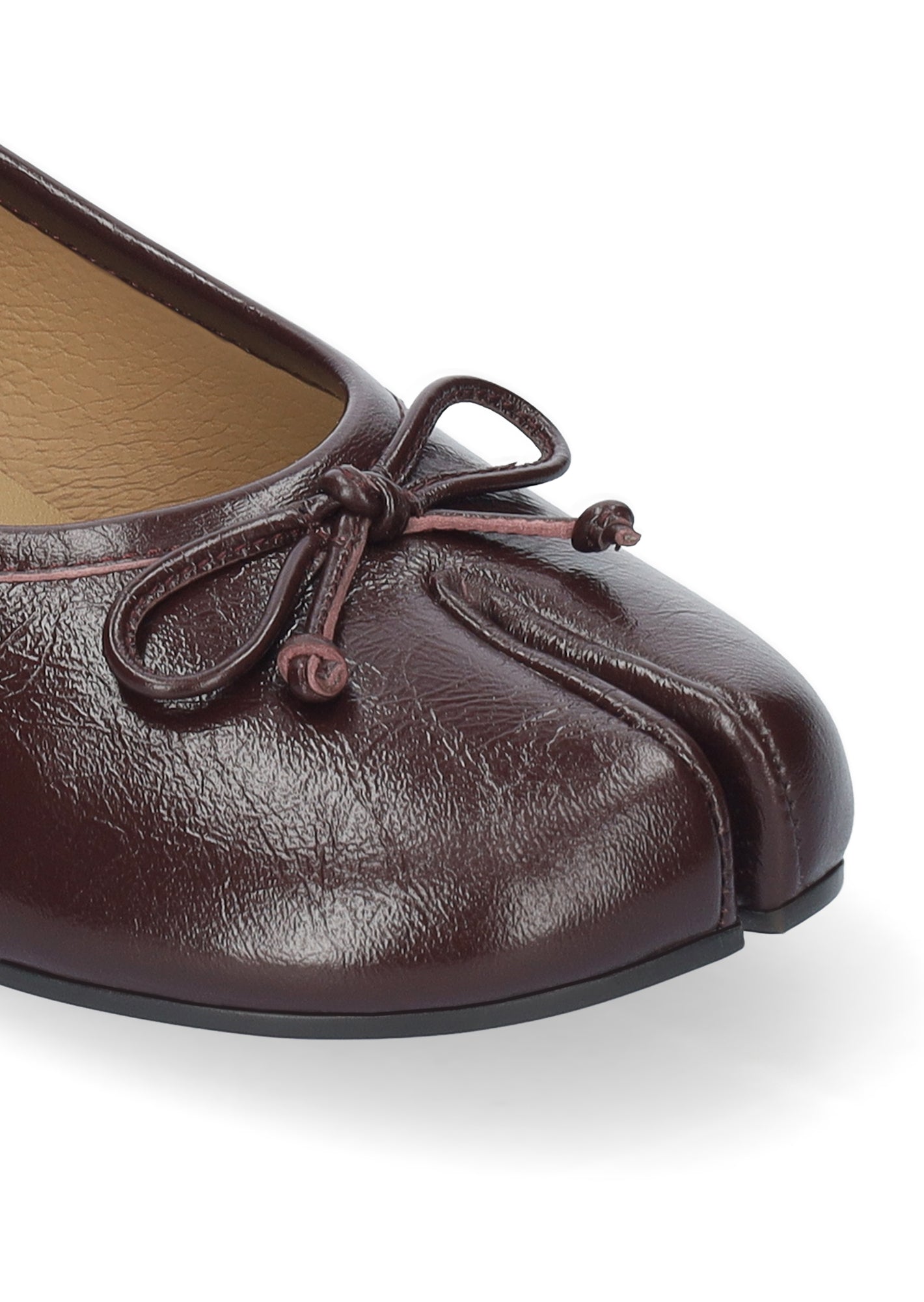 Vista lateral de las bailarinas tabi de piel cepillada para mujer Fiora Ballerinas 35 en color burgundy, con punta redonda dividida, lazo decorativo y tacón de bloque de 3,5 cm de BIBI LOU.
