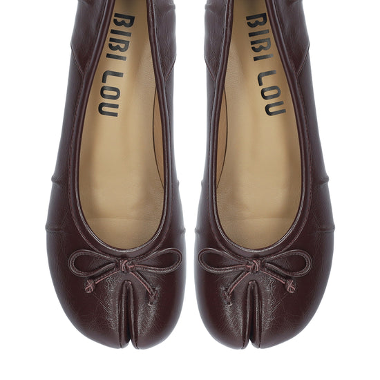 Vista lateral de las bailarinas tabi de piel cepillada para mujer Fiora Ballerinas 35 en color burgundy, con punta redonda dividida, lazo decorativo y tacón de bloque de 3,5 cm de BIBI LOU.