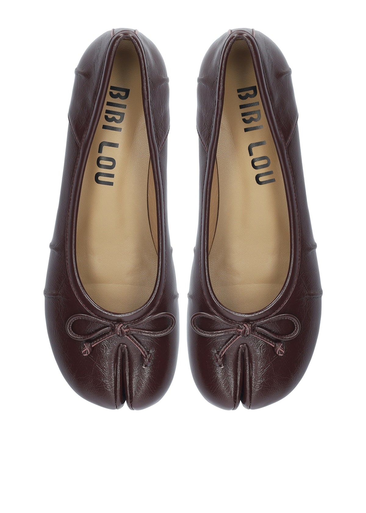 Vista lateral de las bailarinas tabi de piel cepillada para mujer Fiora Ballerinas 35 en color burgundy, con punta redonda dividida, lazo decorativo y tacón de bloque de 3,5 cm de BIBI LOU.
