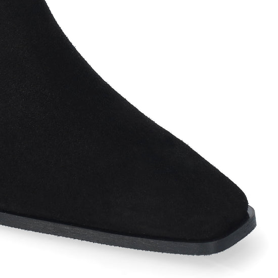 Vista lateral de los botines de serraje para mujer Spinel Booties en color negro con punta cuadrada y tacón de bloque de 4,5 cm de BIBI LOU.