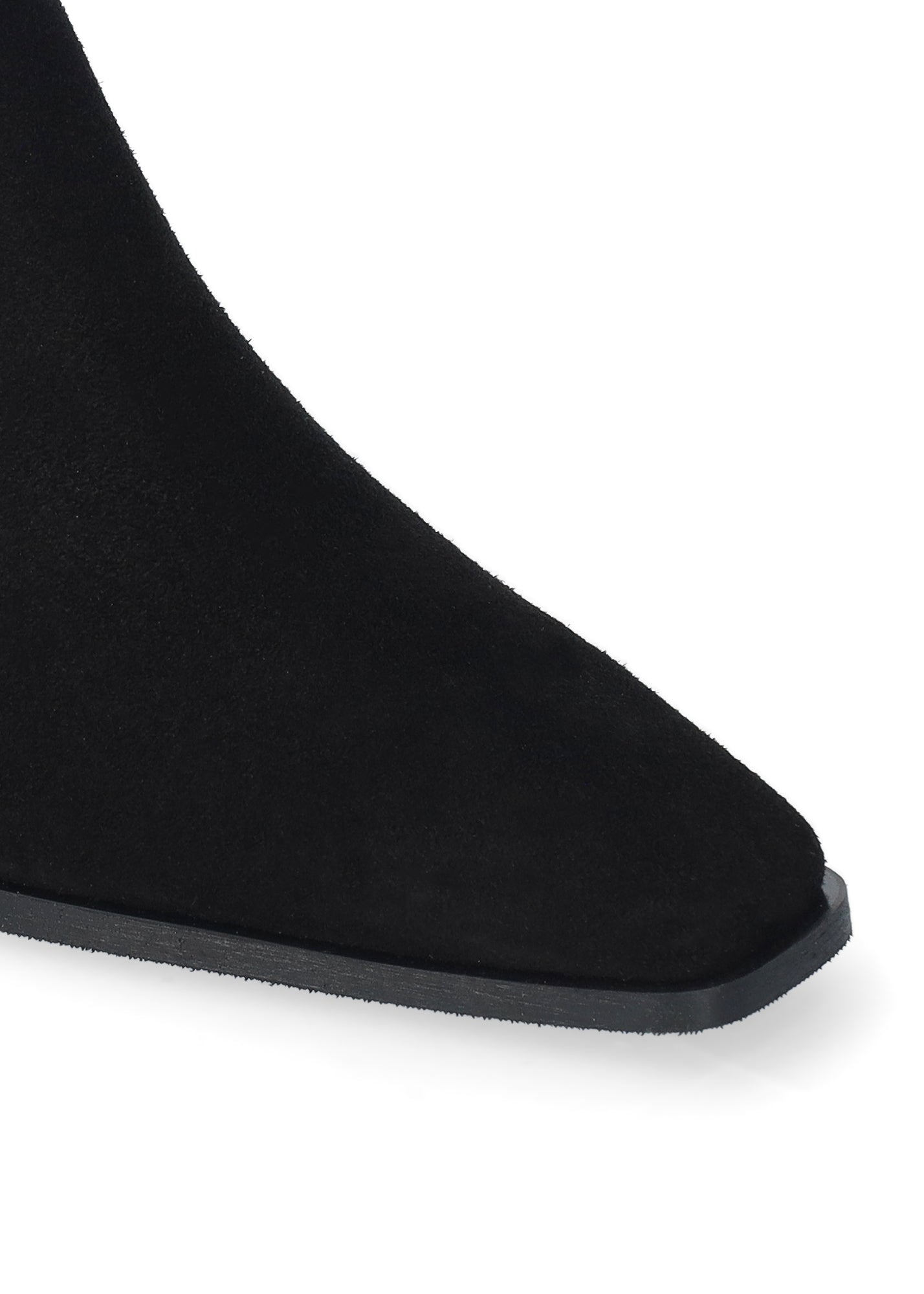 Vista lateral de los botines de serraje para mujer Spinel Booties en color negro con punta cuadrada y tacón de bloque de 4,5 cm de BIBI LOU.