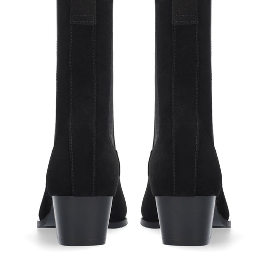 Vista lateral de los botines de serraje para mujer Spinel Booties en color negro con punta cuadrada y tacón de bloque de 4,5 cm de BIBI LOU.