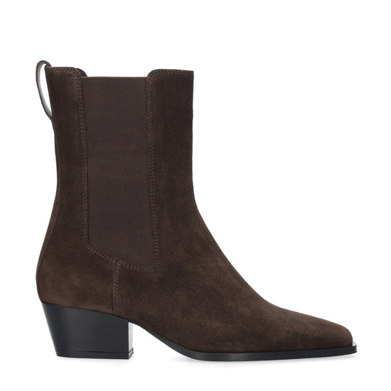 Vista lateral de los botines de serraje para mujer Spinel Booties en color marrón con punta cuadrada, elásticos interiores y tacón de bloque de 4,5 cm de BIBI LOU.