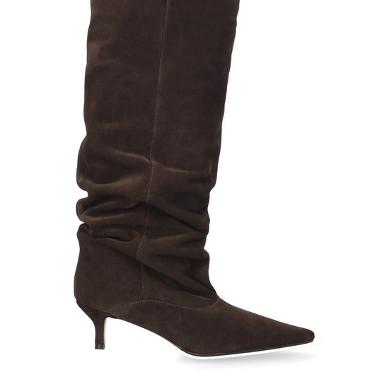 Vista lateral de las botas de ante para mujer Peggy Booties en color marrón, con punta afilada, tacón de aguja de 5,5 cm y silueta slouchy de BIBI LOU.