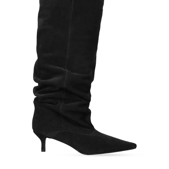 Vista lateral de las botas de ante para mujer Peggy Booties en color negro, con punta afilada, tacón de aguja de 5,5 cm y silueta slouchy de BIBI LOU.