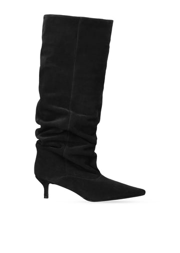 Vista lateral de las botas de ante para mujer Peggy Booties en color negro, con punta afilada, tacón de aguja de 5,5 cm y silueta slouchy de BIBI LOU.