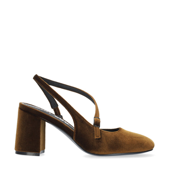 Vista lateral de los zapatos de salón de terciopelo para mujer Mirabelle Pumps 80 en color ocre, con aperturas, tira sobre el empeine, punta redonda y tacón de bloque de 8 cm de BIBI LOU.