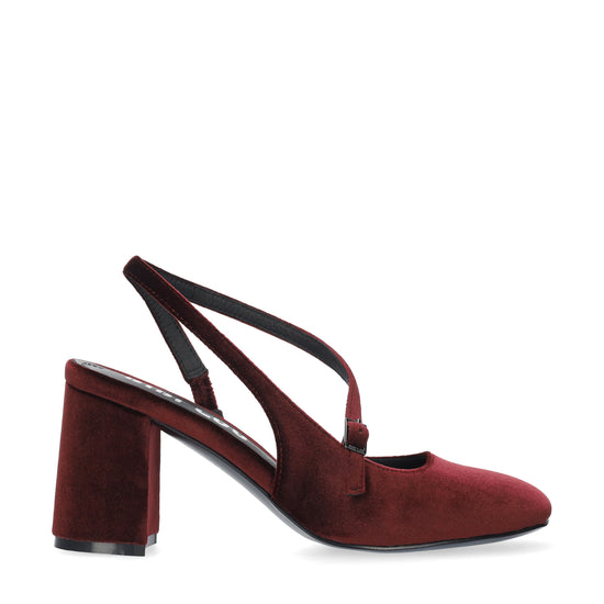 Vista lateral de los zapatos de salón de terciopelo para mujer Mirabelle Pumps 80 en color carmín, con aperturas, tira sobre el empeine, punta redonda y tacón de bloque de 8 cm de BIBI LOU.