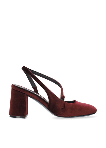 Vista lateral de los zapatos de salón de terciopelo para mujer Mirabelle Pumps 80 en color carmín, con aperturas, tira sobre el empeine, punta redonda y tacón de bloque de 8 cm de BIBI LOU.