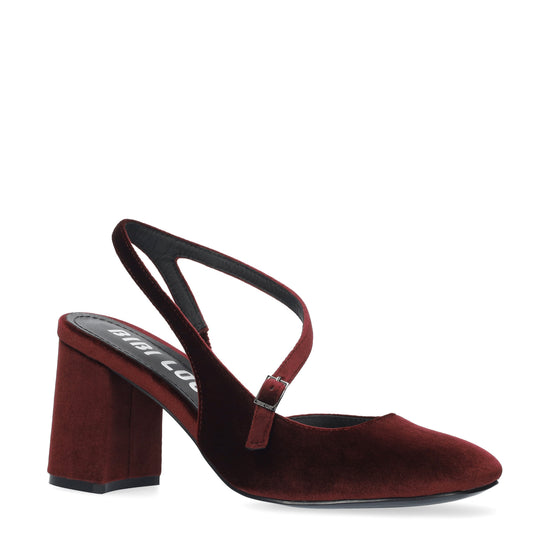 Vista lateral de los zapatos de salón de terciopelo para mujer Mirabelle Pumps 80 en color carmín, con aperturas, tira sobre el empeine, punta redonda y tacón de bloque de 8 cm de BIBI LOU.