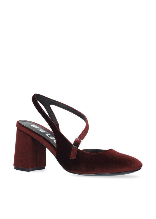 Vista lateral de los zapatos de salón de terciopelo para mujer Mirabelle Pumps 80 en color carmín, con aperturas, tira sobre el empeine, punta redonda y tacón de bloque de 8 cm de BIBI LOU.