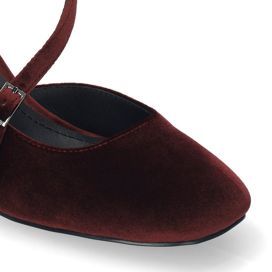 Vista lateral de los zapatos de salón de terciopelo para mujer Mirabelle Pumps 80 en color carmín, con aperturas, tira sobre el empeine, punta redonda y tacón de bloque de 8 cm de BIBI LOU.