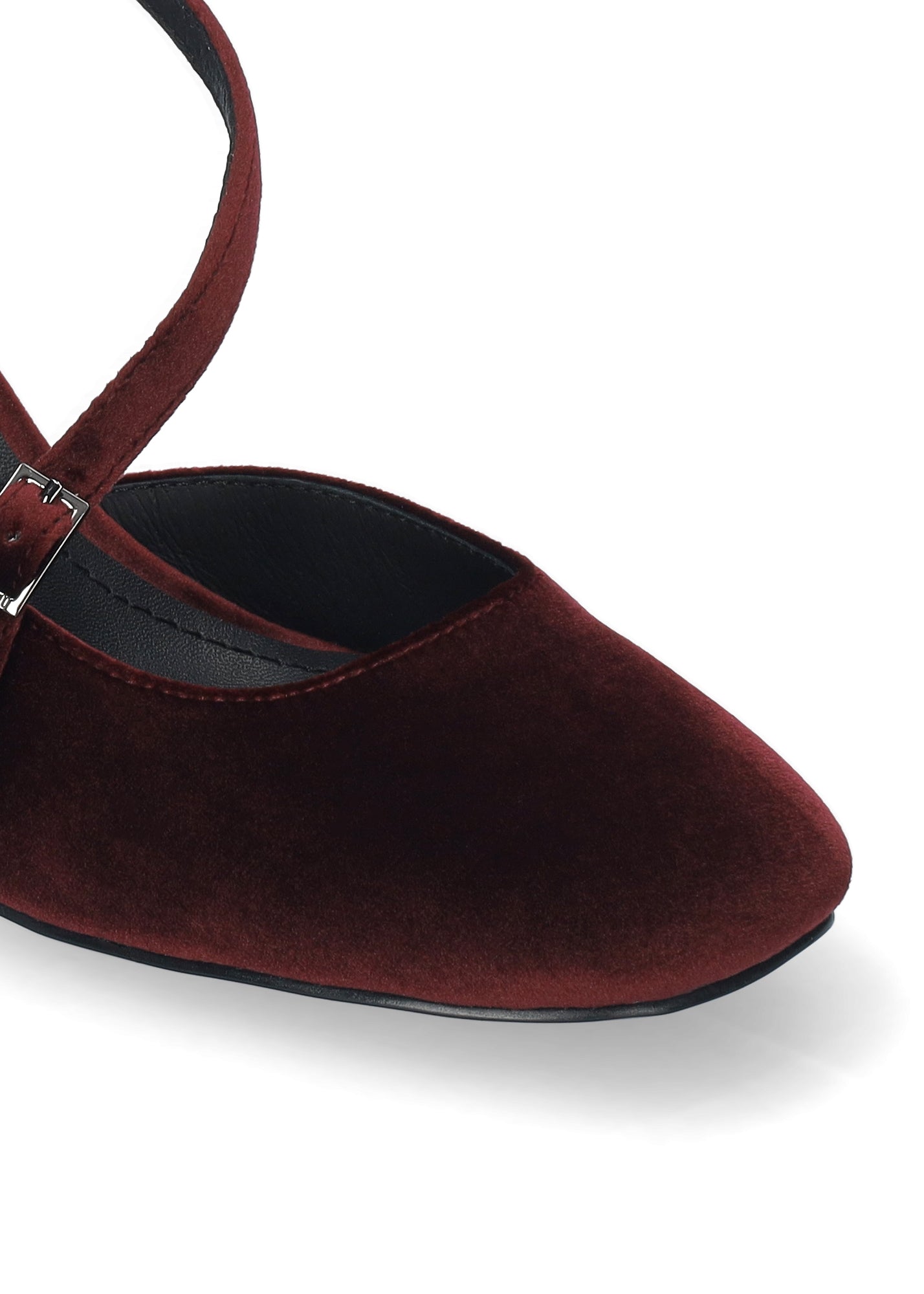 Vista lateral de los zapatos de salón de terciopelo para mujer Mirabelle Pumps 80 en color carmín, con aperturas, tira sobre el empeine, punta redonda y tacón de bloque de 8 cm de BIBI LOU.