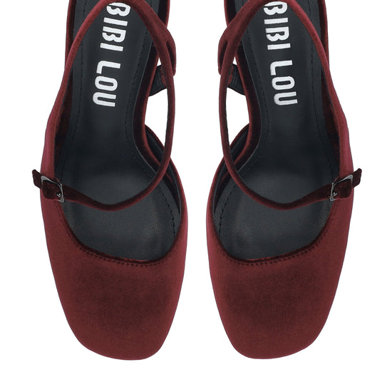 Vista lateral de los zapatos de salón de terciopelo para mujer Mirabelle Pumps 80 en color carmín, con aperturas, tira sobre el empeine, punta redonda y tacón de bloque de 8 cm de BIBI LOU.