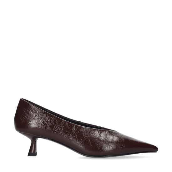 Vista lateral de los zapatos de salón de piel para mujer Tiare Pumps 40 en color burgundi con punta afilada y tacón de aguja de 4 cm de BIBI LOU.
