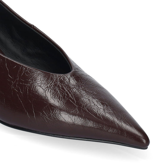 Vista lateral de los zapatos de salón de piel para mujer Tiare Pumps 40 en color burgundi con punta afilada y tacón de aguja de 4 cm de BIBI LOU.