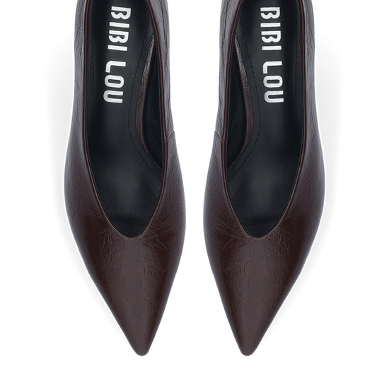 Vista lateral de los zapatos de salón de piel para mujer Tiare Pumps 40 en color burgundi con punta afilada y tacón de aguja de 4 cm de BIBI LOU.