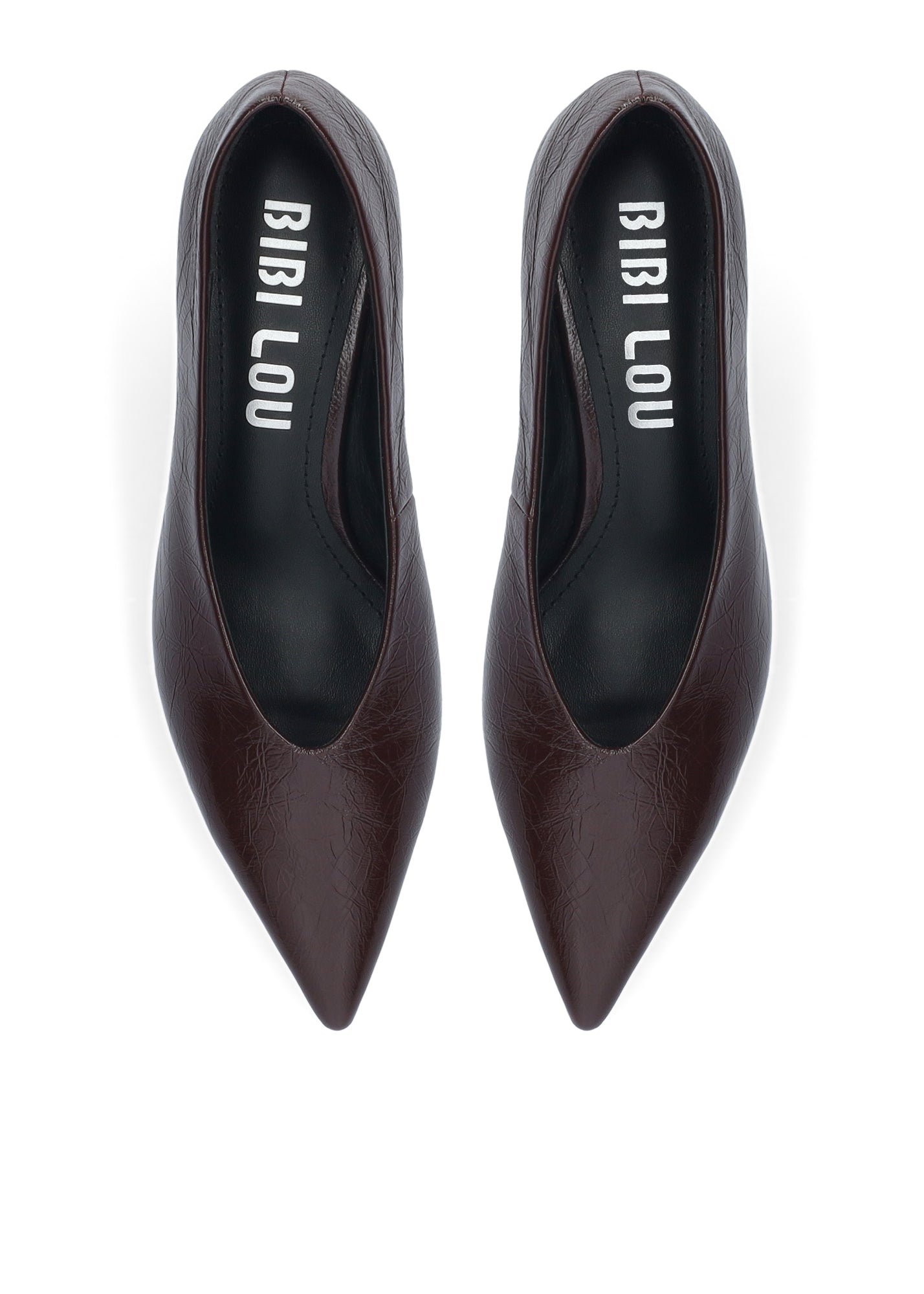 Vista lateral de los zapatos de salón de piel para mujer Tiare Pumps 40 en color burgundi con punta afilada y tacón de aguja de 4 cm de BIBI LOU.