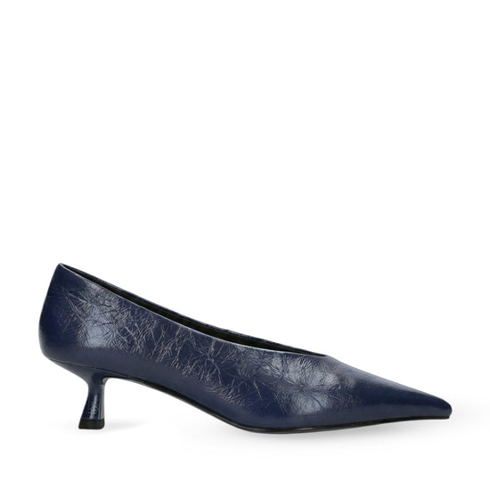Vista lateral de los zapatos de salón de piel para mujer Tiare Pumps 40 en color marino con punta afilada y tacón de aguja de 4 cm de BIBI LOU.