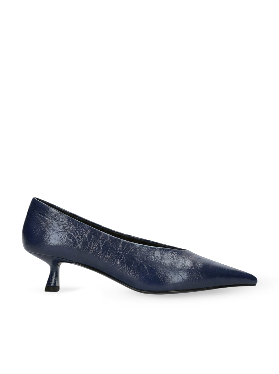 Vista lateral de los zapatos de salón de piel para mujer Tiare Pumps 40 en color marino con punta afilada y tacón de aguja de 4 cm de BIBI LOU.
