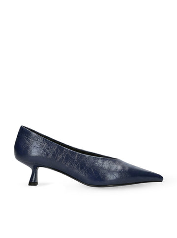 Vista lateral de los zapatos de salón de piel para mujer Tiare Pumps 40 en color marino con punta afilada y tacón de aguja de 4 cm de BIBI LOU.