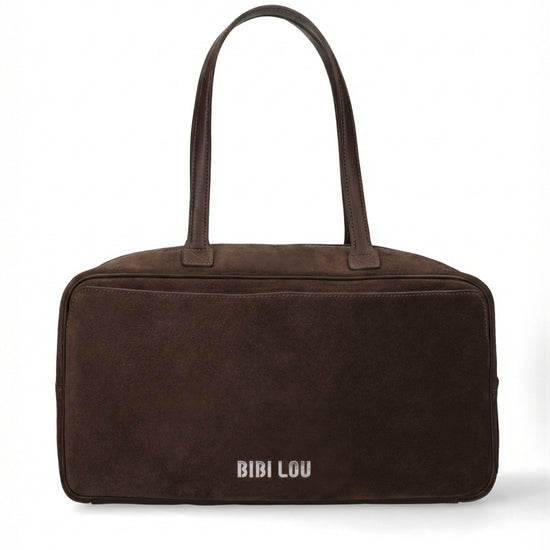 Lava Shoulder Bag de BIBI LOU en serraje marrón, con bolsillo exterior tipo solapa y asa fija.