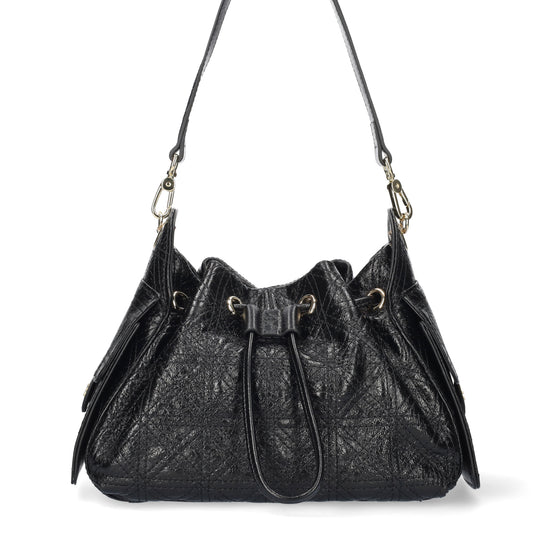 Agate Shoulder Bag de BIBI LOU en piel arrugada negra, con detalle de pespunte y cierre fruncido.