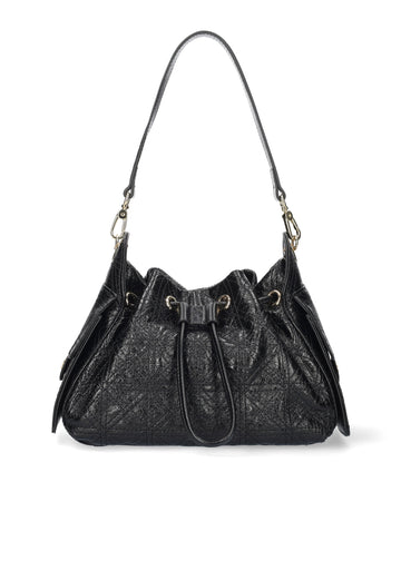 Agate Shoulder Bag de BIBI LOU en piel arrugada negra, con detalle de pespunte y cierre fruncido.