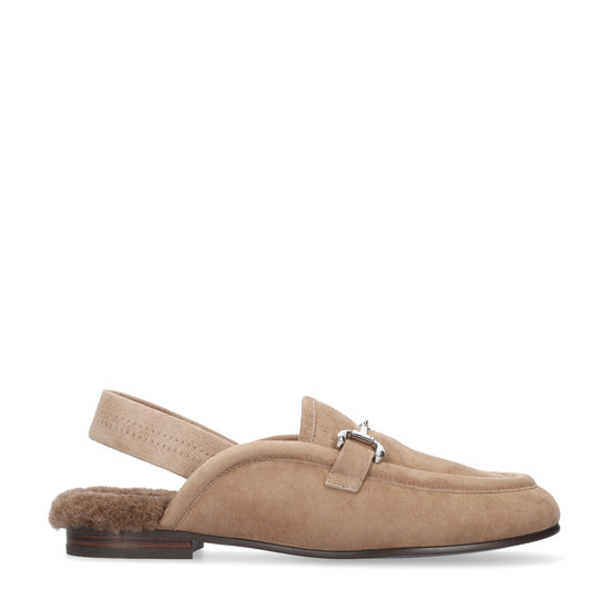 Vista lateral de los mocasines slingback de ante para mujer Ashe Sling Back Loafer 20 en color taupe, con punta redonda, tacón plano de 2 cm y plantilla de pelo sintético de BIBI LOU.