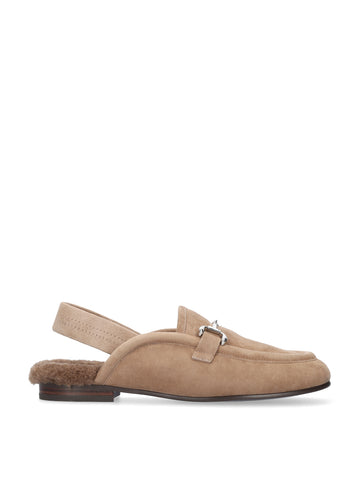 Vista lateral de los mocasines slingback de ante para mujer Ashe Sling Back Loafer 20 en color taupe, con punta redonda, tacón plano de 2 cm y plantilla de pelo sintético de BIBI LOU.
