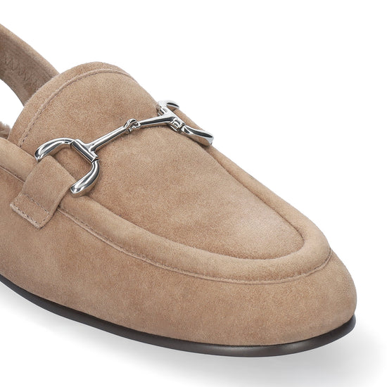 Vista lateral de los mocasines slingback de ante para mujer Ashe Sling Back Loafer 20 en color taupe, con punta redonda, tacón plano de 2 cm y plantilla de pelo sintético de BIBI LOU.