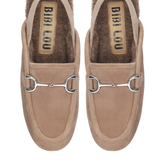 Vista lateral de los mocasines slingback de ante para mujer Ashe Sling Back Loafer 20 en color taupe, con punta redonda, tacón plano de 2 cm y plantilla de pelo sintético de BIBI LOU.