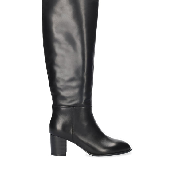 Vista lateral de las botas de piel para mujer Biarritz Boots de caña alta, punta redonda y tacón de bloque de 6,5 cm en color negro de BIBI LOU.