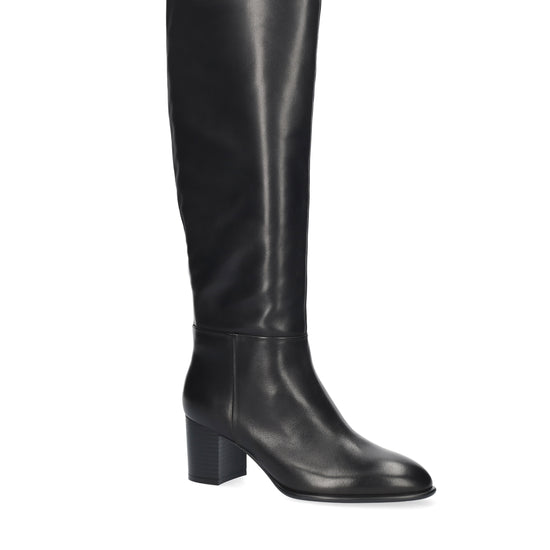 Vista lateral de las botas de piel para mujer Biarritz Boots de caña alta, punta redonda y tacón de bloque de 6,5 cm en color negro de BIBI LOU.
