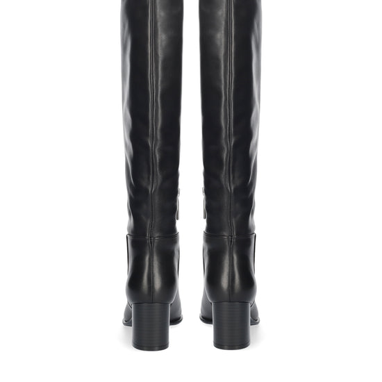 Vista lateral de las botas de piel para mujer Biarritz Boots de caña alta, punta redonda y tacón de bloque de 6,5 cm en color negro de BIBI LOU.