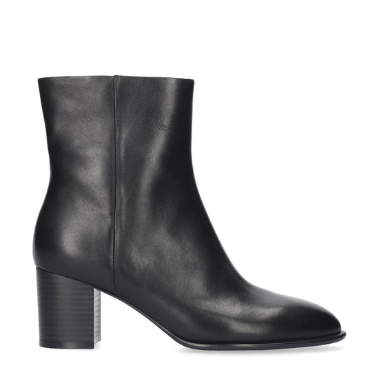 Vista lateral de los botines de piel para mujer North Booties en color negro con tacón de bloque de 6,5 cm y cremallera interior de BIBI LOU.