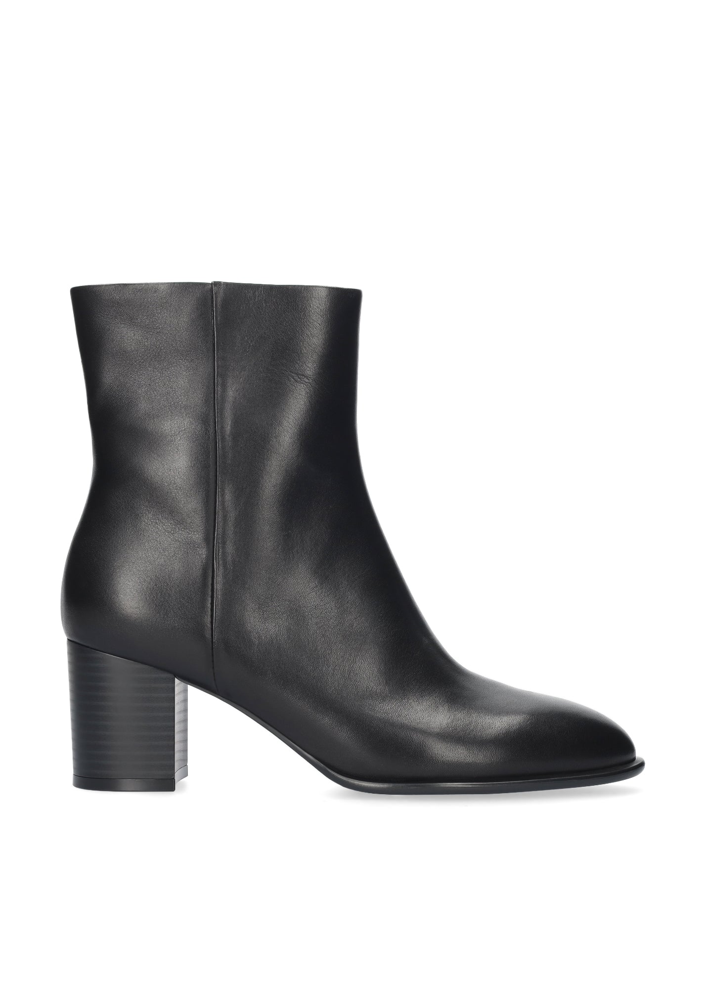Vista lateral de los botines de piel para mujer North Booties en color negro con tacón de bloque de 6,5 cm y cremallera interior de BIBI LOU.