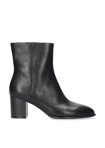 Vista lateral de los botines de piel para mujer North Booties en color negro con tacón de bloque de 6,5 cm y cremallera interior de BIBI LOU.