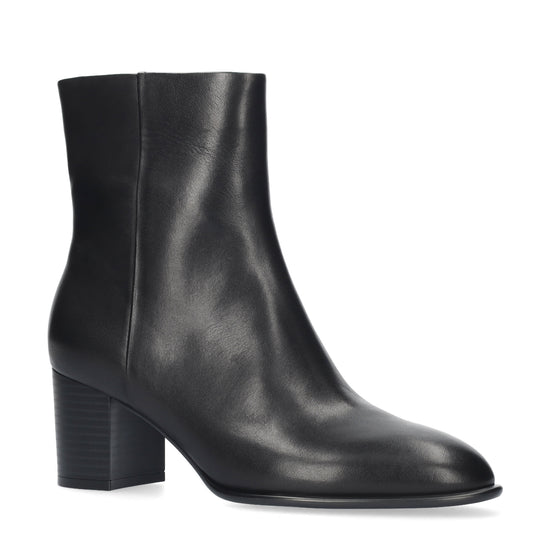 Vista lateral de los botines de piel para mujer North Booties en color negro con tacón de bloque de 6,5 cm y cremallera interior de BIBI LOU.