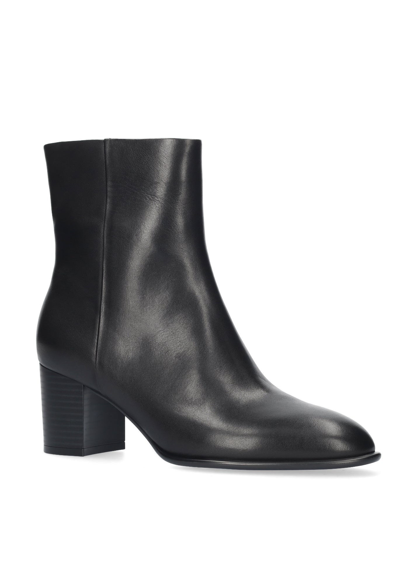 Vista lateral de los botines de piel para mujer North Booties en color negro con tacón de bloque de 6,5 cm y cremallera interior de BIBI LOU.