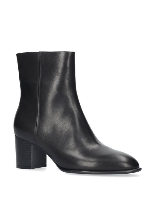 Vista lateral de los botines de piel para mujer North Booties en color negro con tacón de bloque de 6,5 cm y cremallera interior de BIBI LOU.