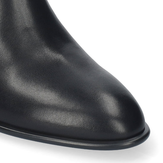 Vista lateral de los botines de piel para mujer North Booties en color negro con tacón de bloque de 6,5 cm y cremallera interior de BIBI LOU.