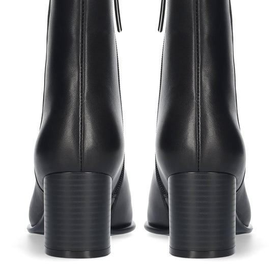 Vista lateral de los botines de piel para mujer North Booties en color negro con tacón de bloque de 6,5 cm y cremallera interior de BIBI LOU.