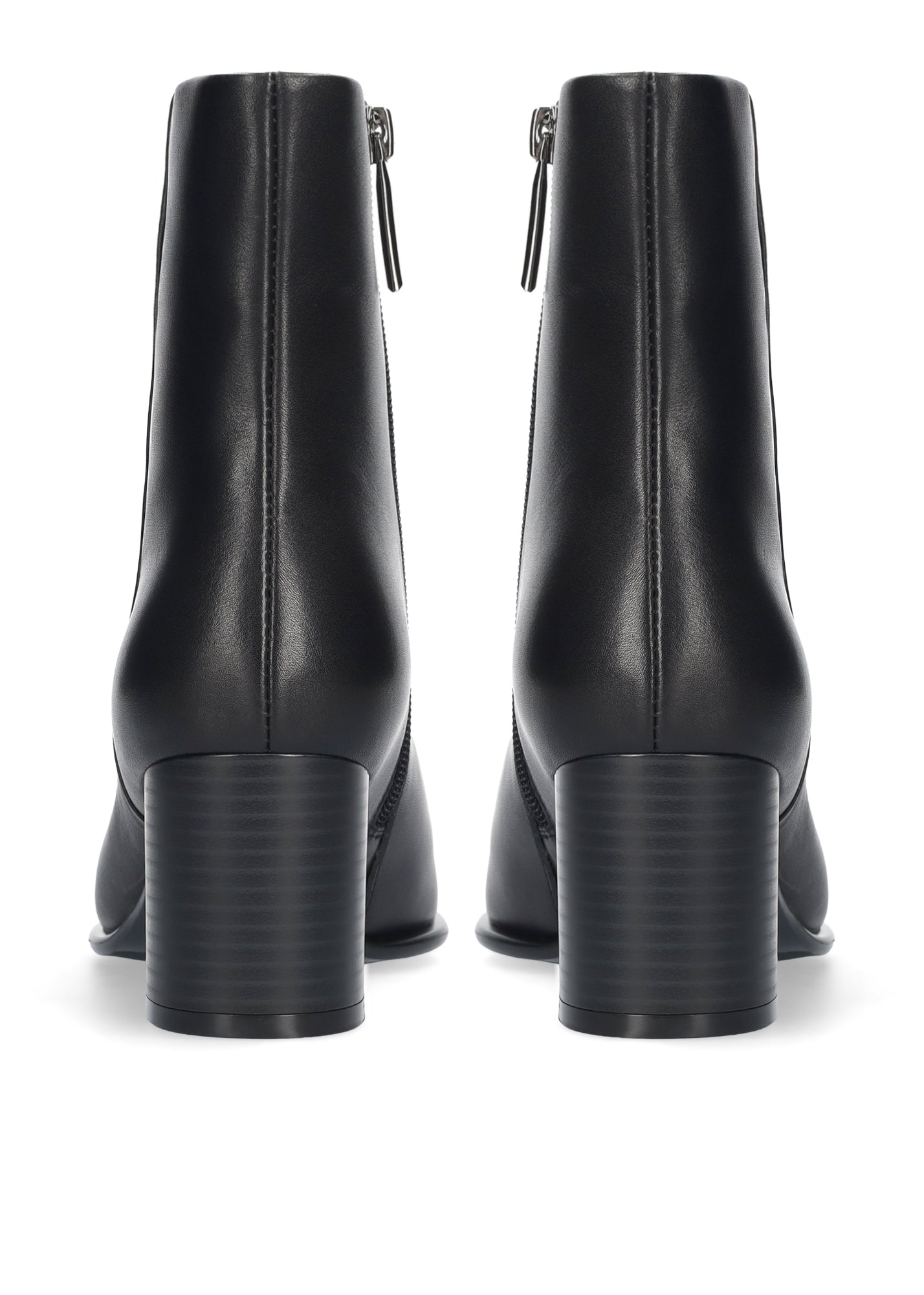 Vista lateral de los botines de piel para mujer North Booties en color negro con tacón de bloque de 6,5 cm y cremallera interior de BIBI LOU.