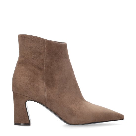 Vista lateral de los botines de ante para mujer Saint Booties en color taupe con punta afilada y tacón de bloque de 7,5 cm de BIBI LOU.