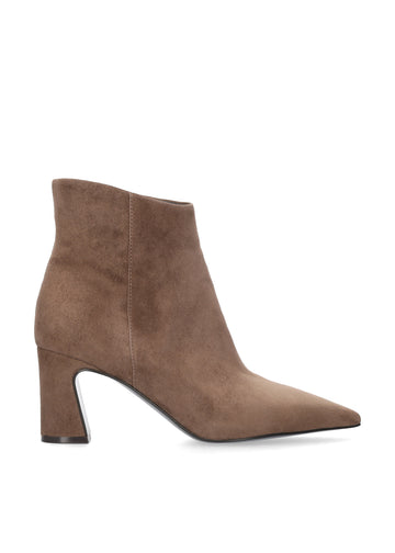 Vista lateral de los botines de ante para mujer Saint Booties en color taupe con punta afilada y tacón de bloque de 7,5 cm de BIBI LOU.
