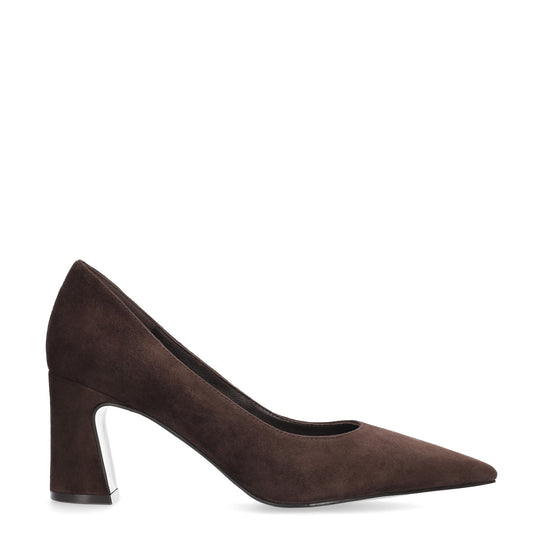 Vista lateral de los zapatos de salón de ante para mujer Simone Pumps en color marrón, con punta afilada y tacón de bloque de 7 cm de BIBI LOU.